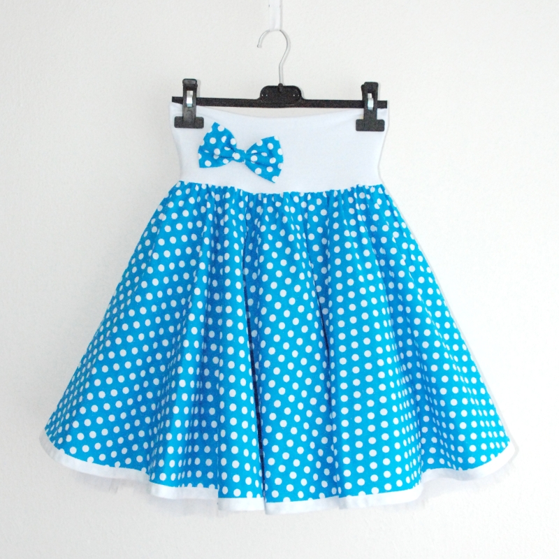 Tyrkysová puntíkovaná sukně + jednoduchá bílá spodnička