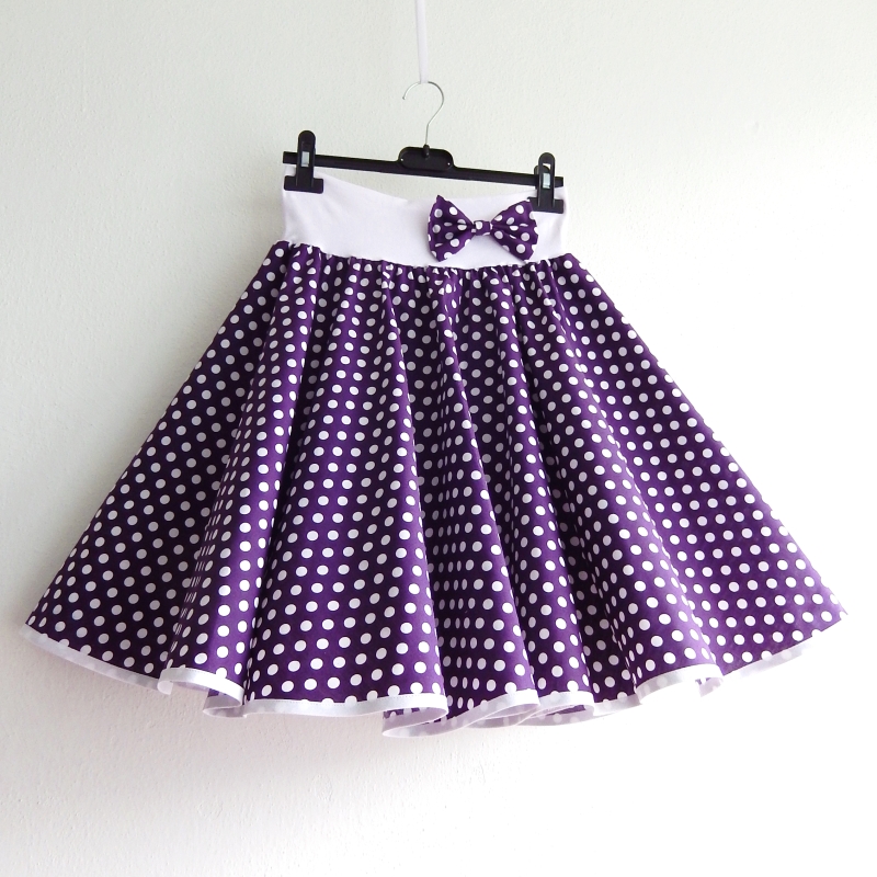 Fialová puntíkovaná sukně + objemnější bílá spodnička