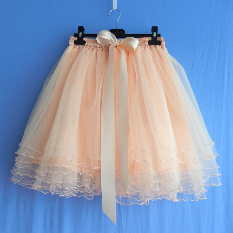 Pleťová tylová sukně s lemovanými okraji