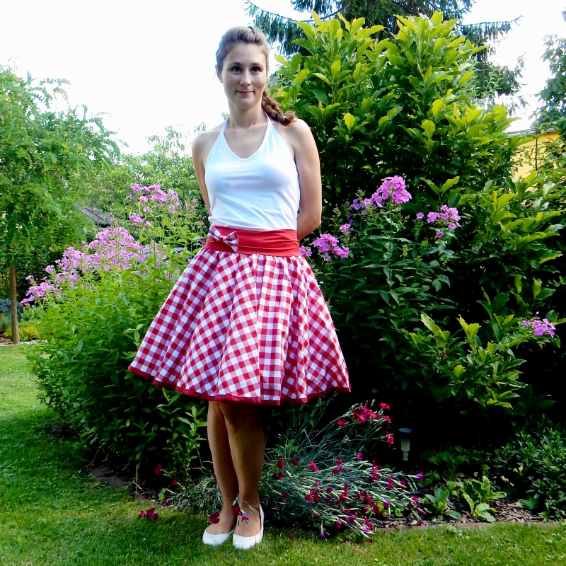 Červená kostkovaná sukně + objemnější bílá spodnička