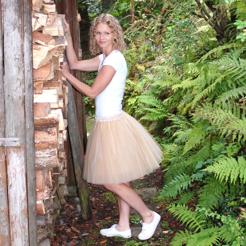 Kávová tylová sukně