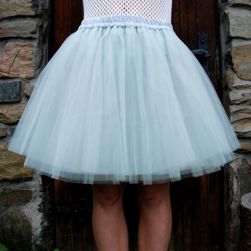 Šedá tylová sukně