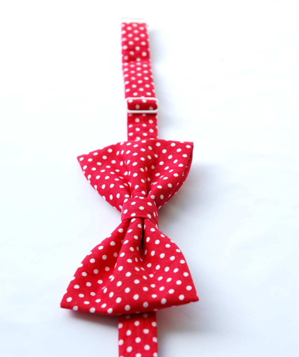 Červený drobně puntíkovaný motýlek