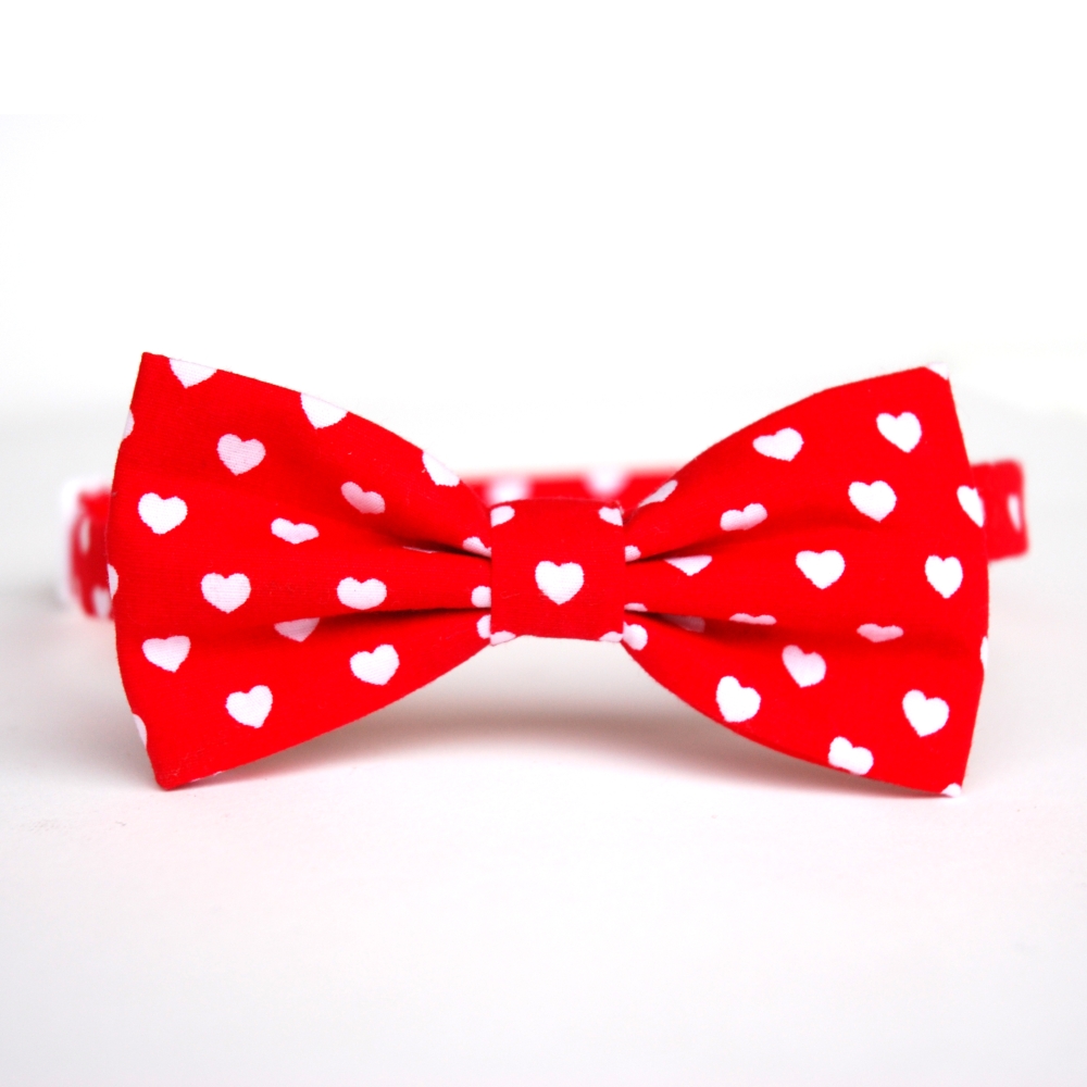 Červený motýlek se srdíčky