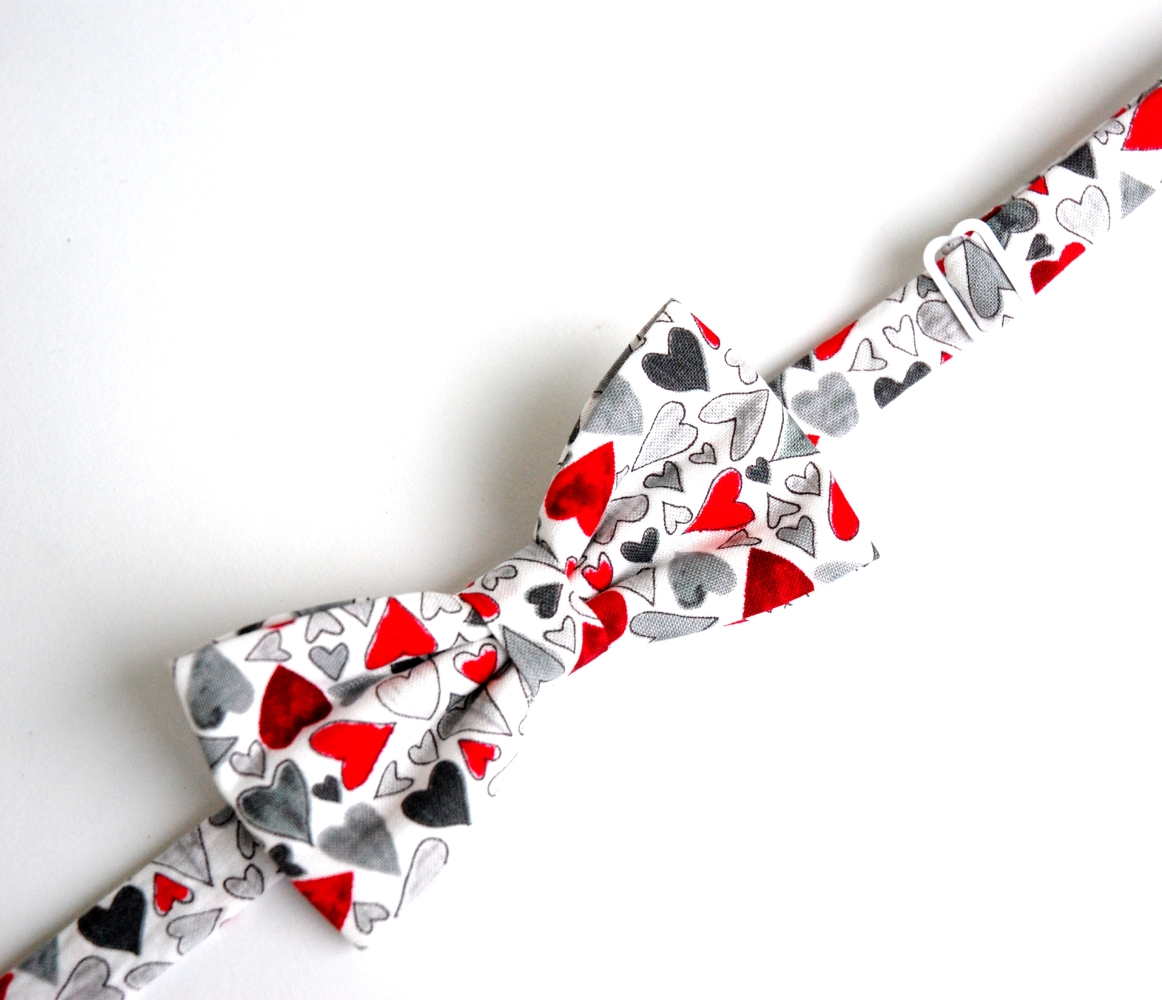 Šedo-červený motýlek se srdíčky