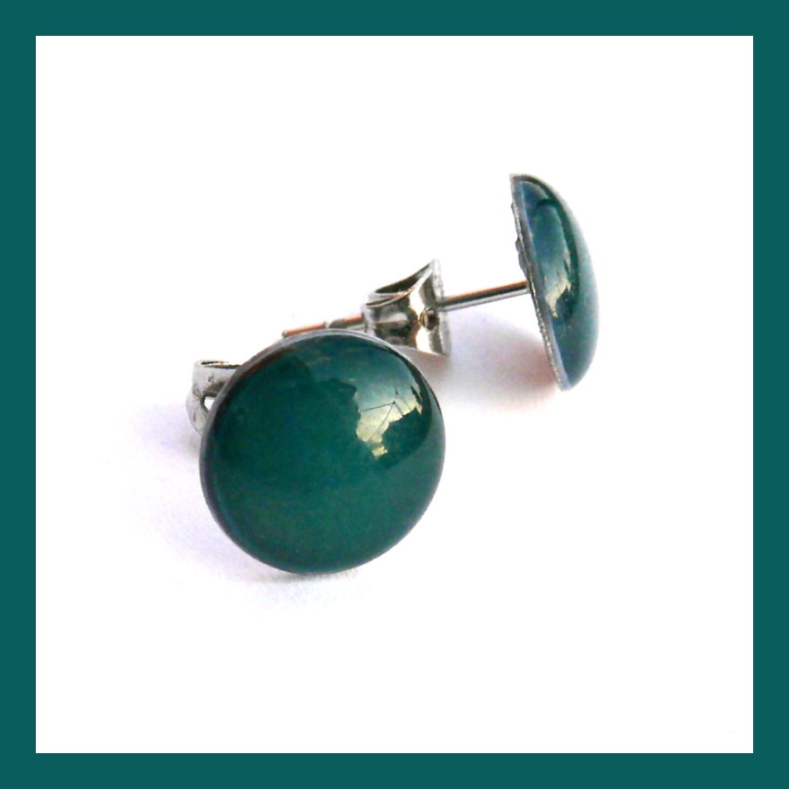 Tmavě zelené pecky