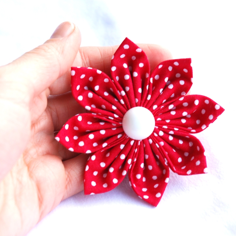 Červená puntíkovaná kytka (brož)