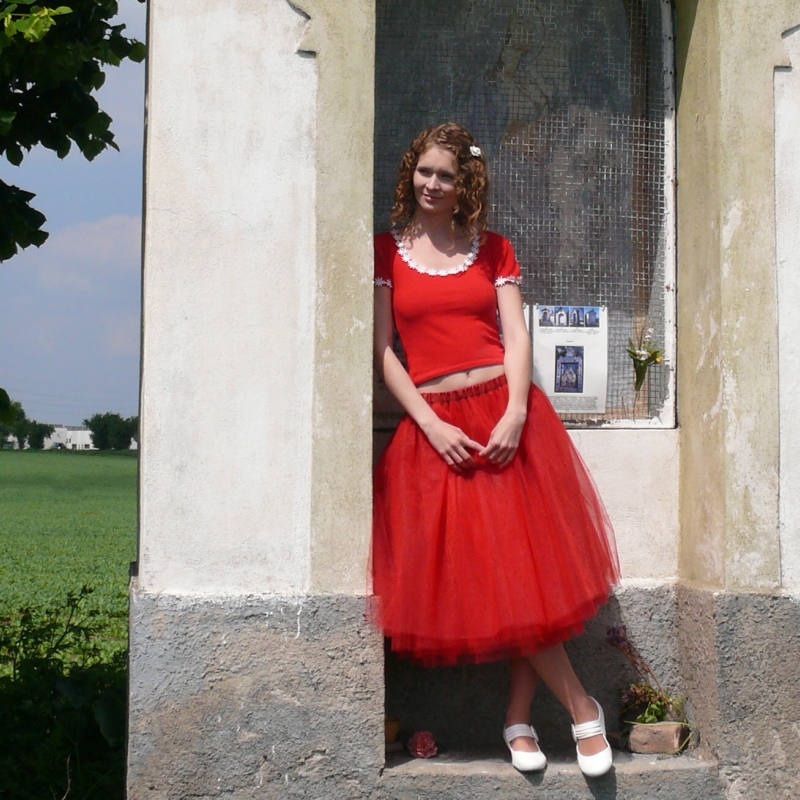Červená tylová sukně