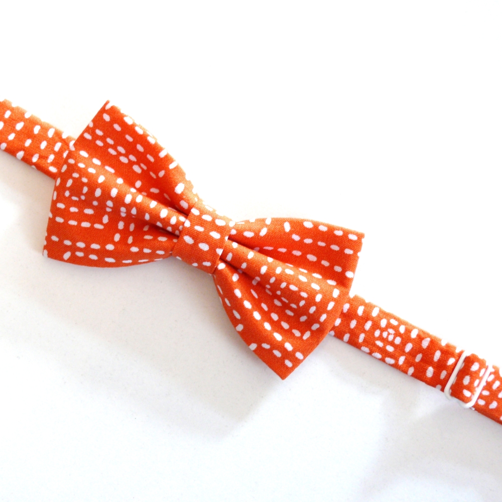 Oranžový motýlek s tečkami