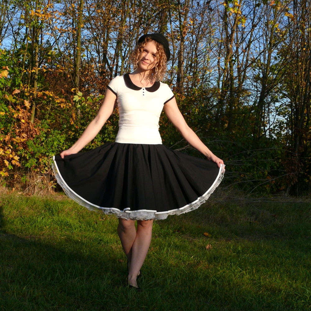 Černá kolová sukně