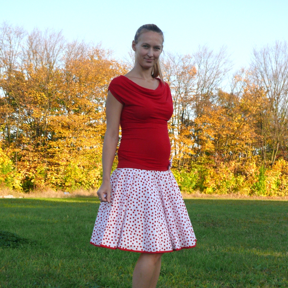 Bílo-červená puntíkovaná sukně