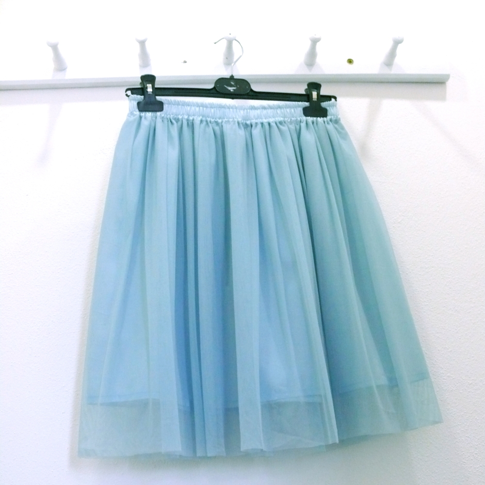 Modrozelená splývavá tylová sukně