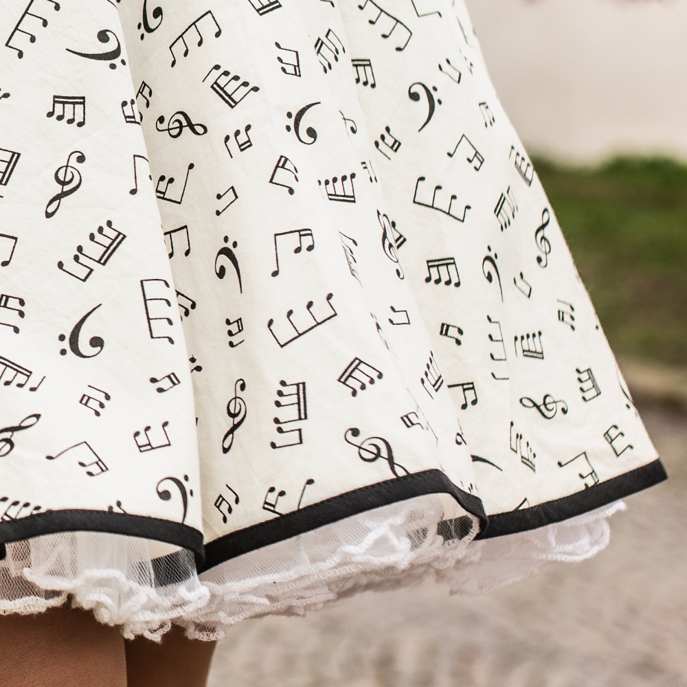 Kolová sukně s notami