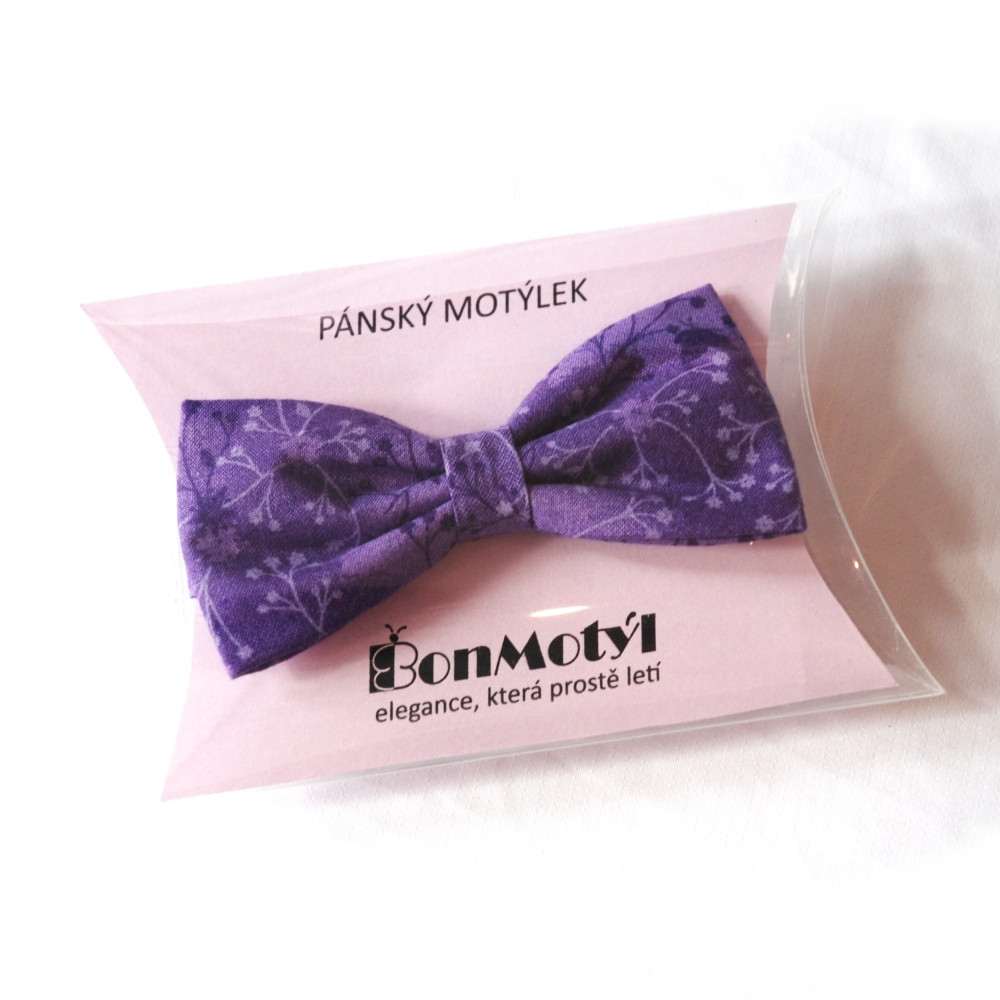 Fialový motýlek s rostlinnými motivy