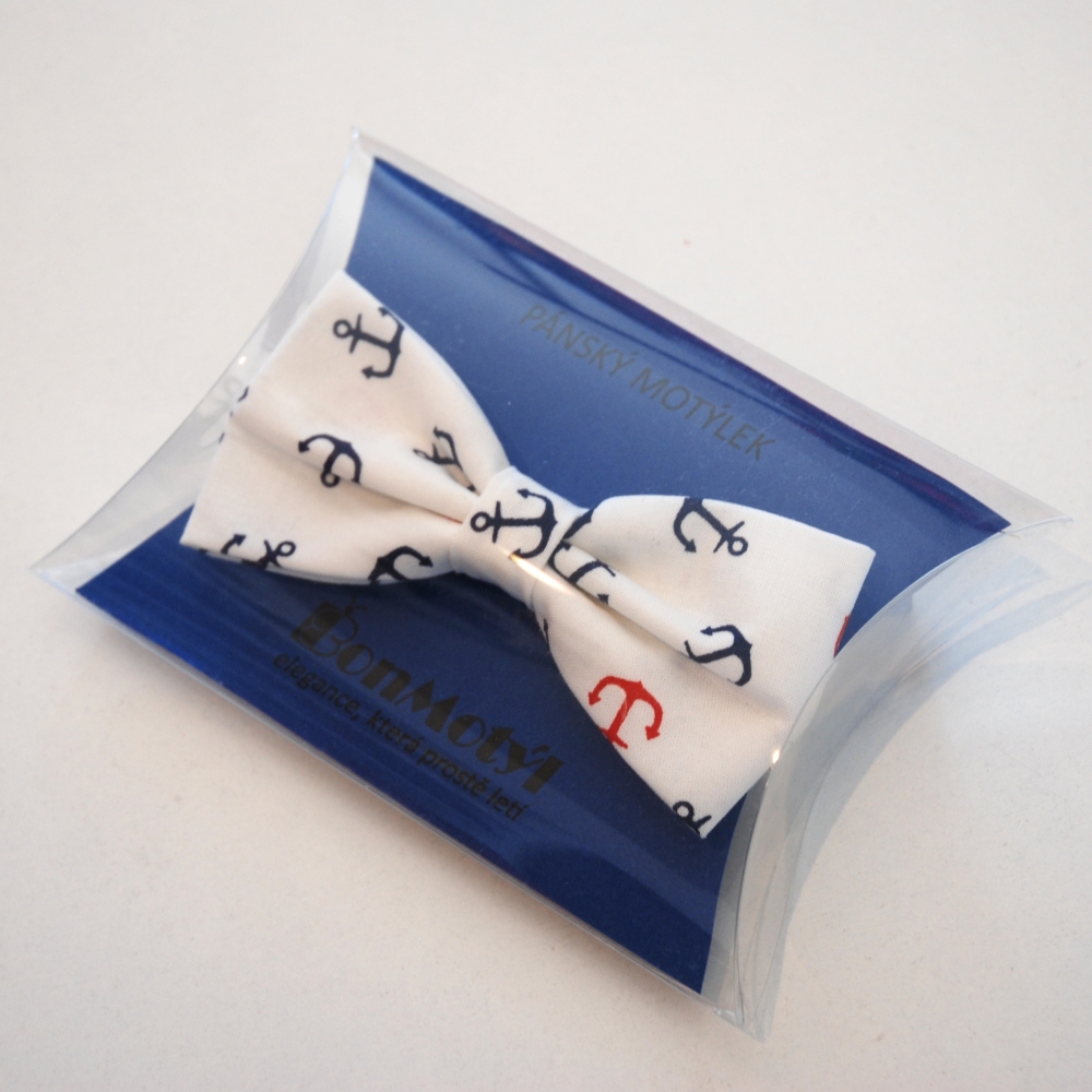 Bílý motýlek s kotvičkami