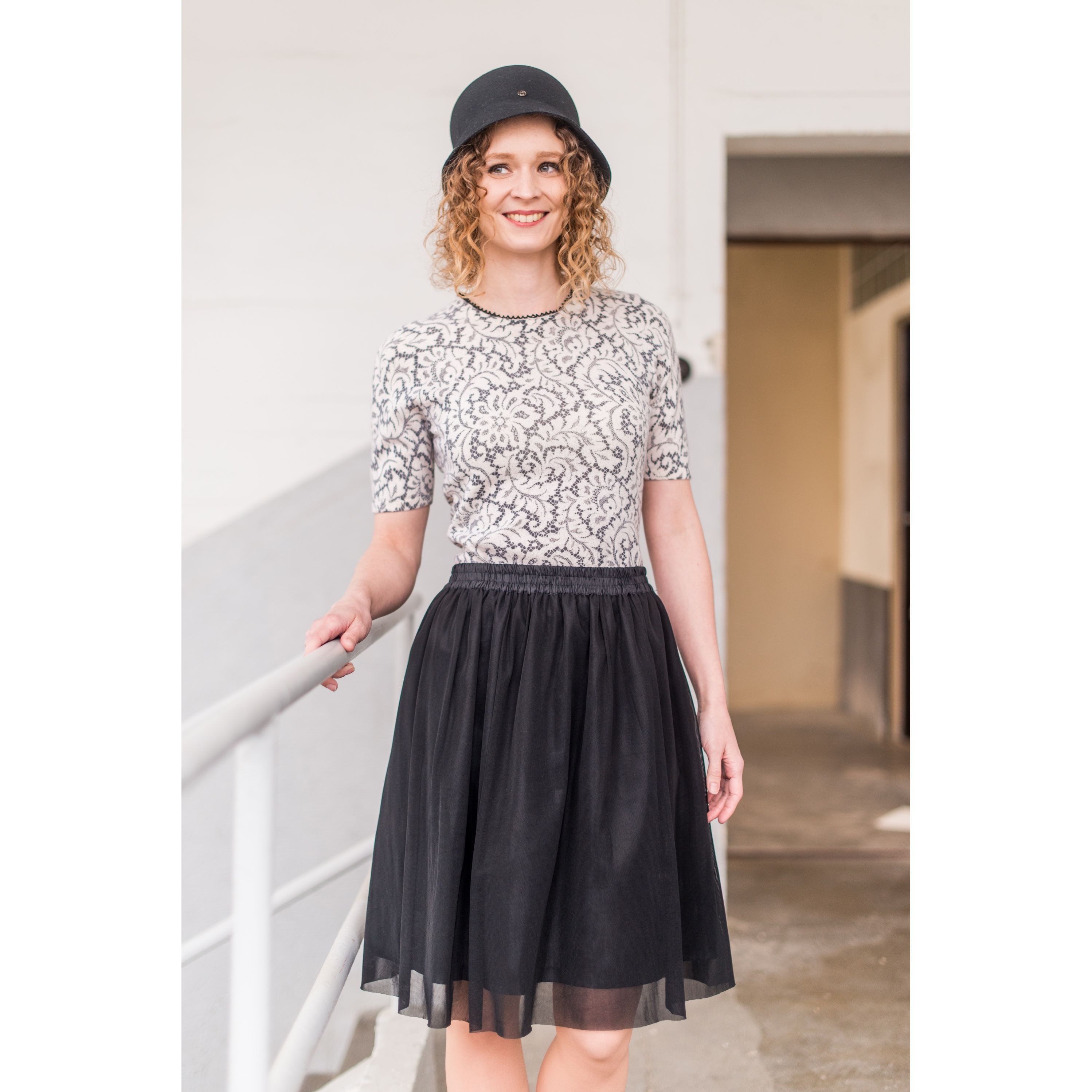 Černá splývavá tylová sukně