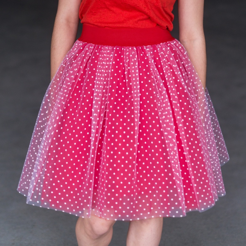 Červená puntíkovaná tylová sukně