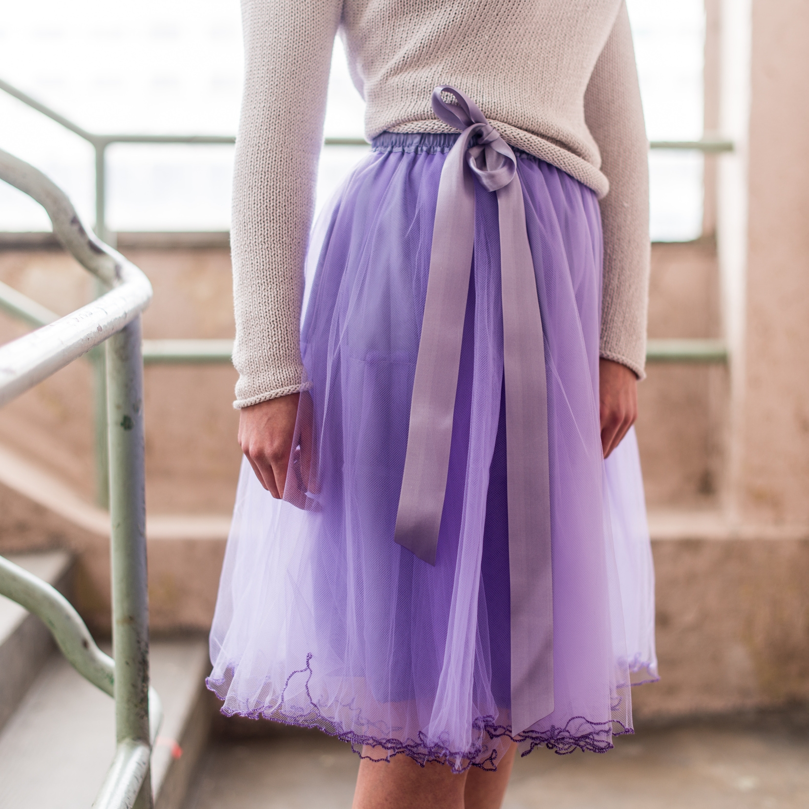 Světle fialová tylová sukně s lemovanými okraji