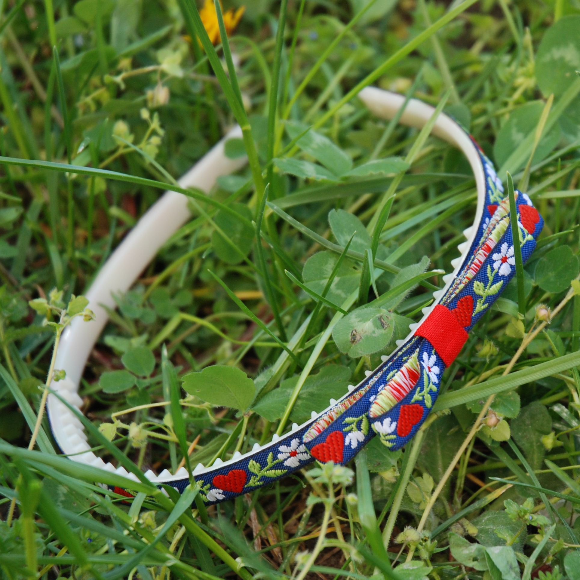 Folklórní čelenka s mašlí