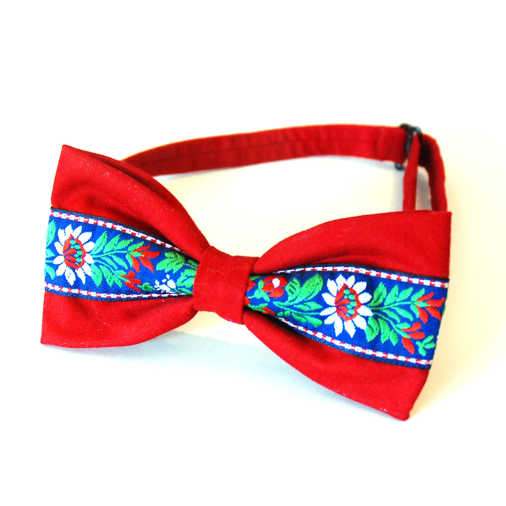 Červený motýlek s folklórním motivem