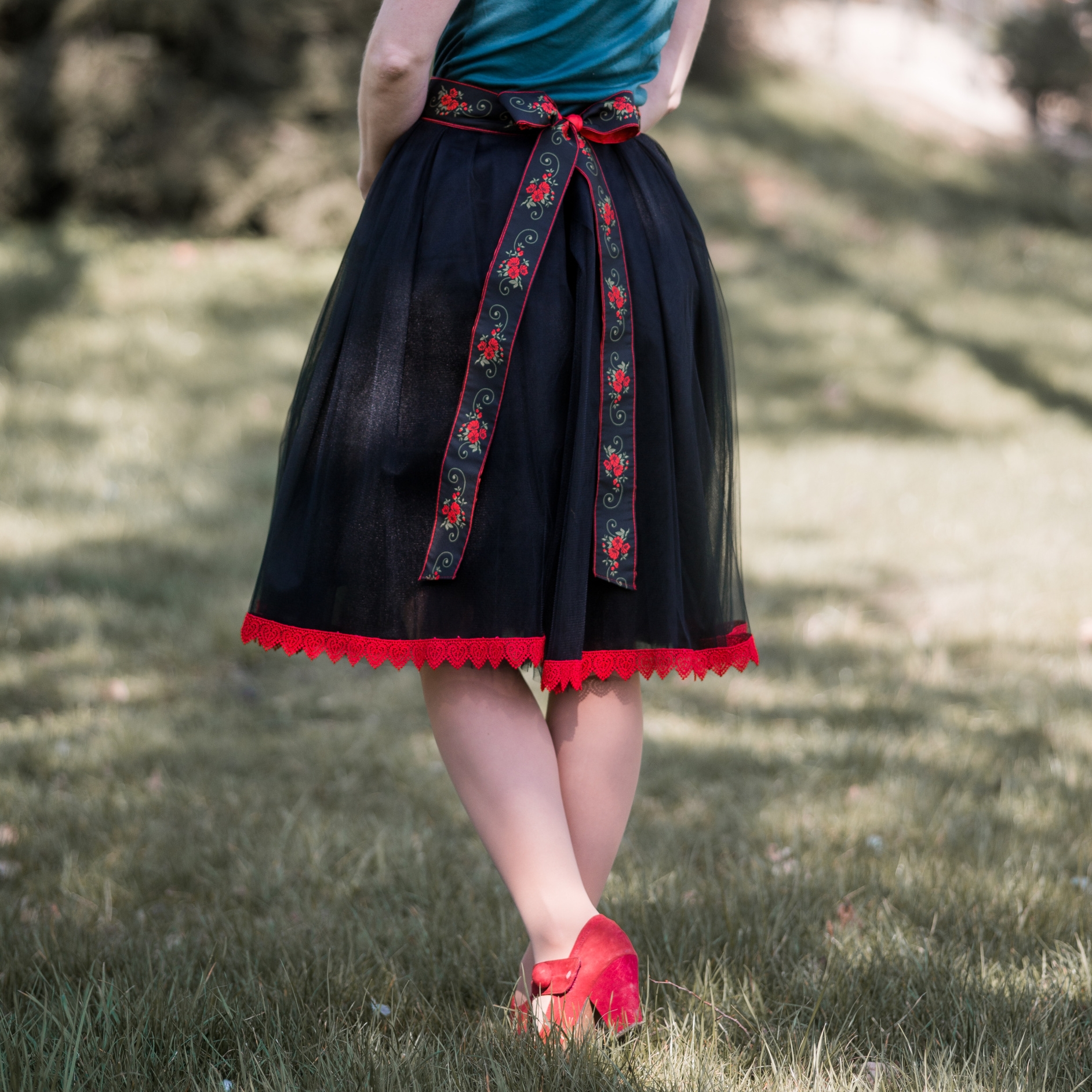 Černá folklórní tylová sukně