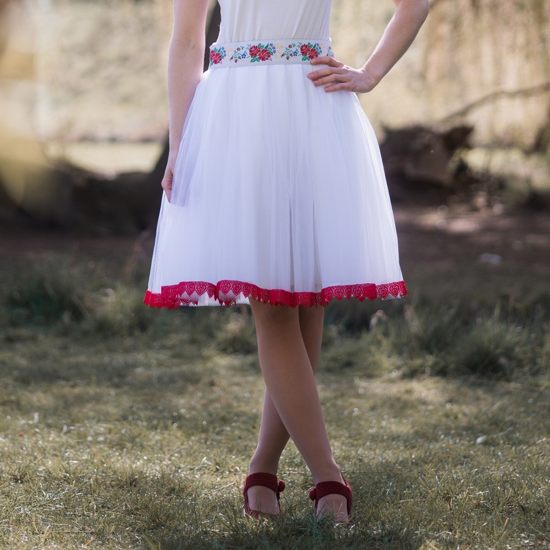 Bílá folklórní tylová sukně