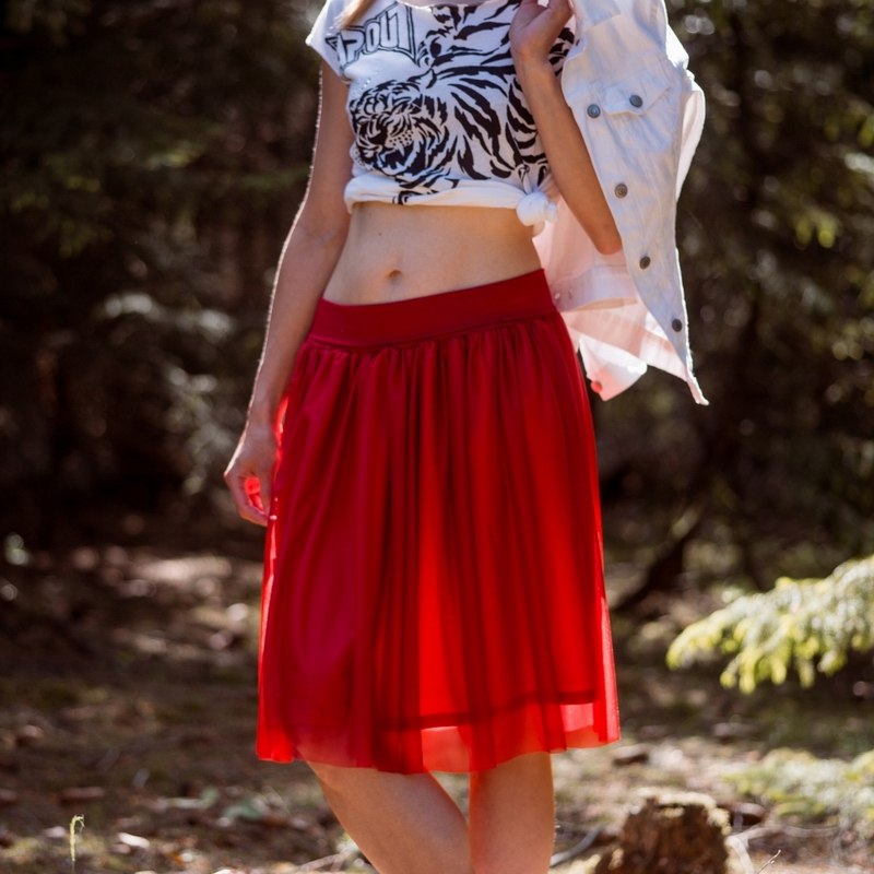 Červená splývavá tylová sukně