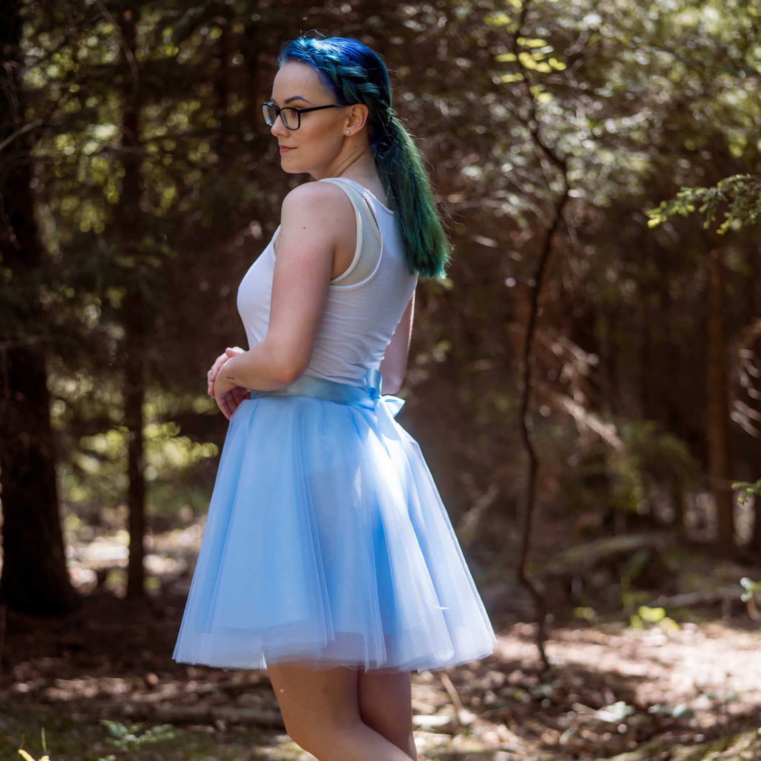 Modrá kolová tylová sukně