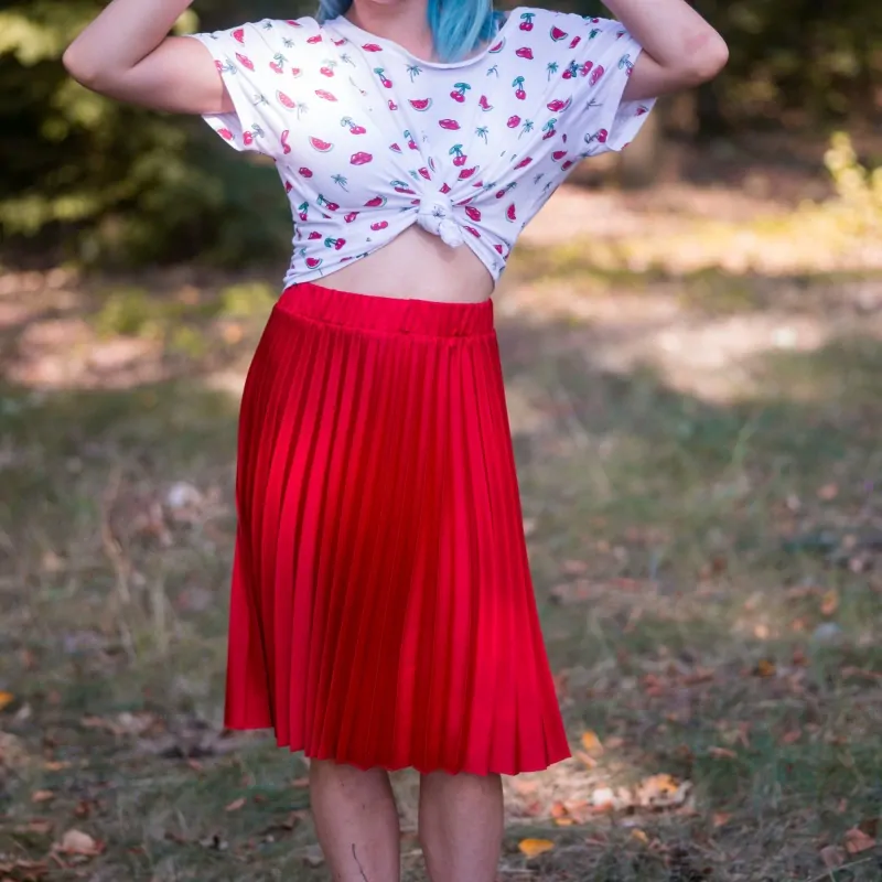 Červená plisovaná sukně