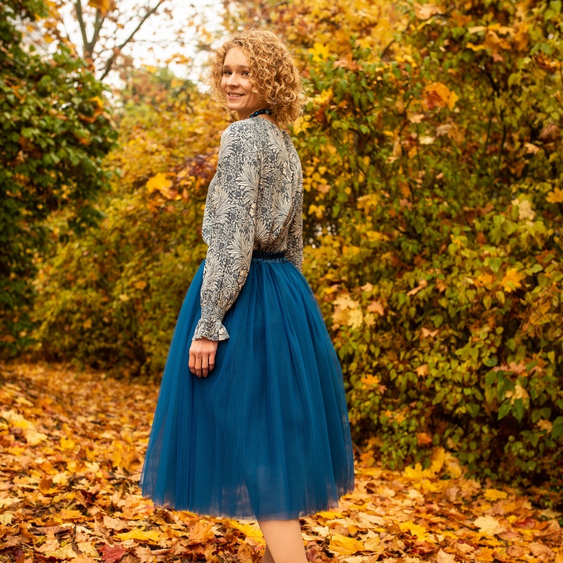Modrá tylová plisovaná sukně