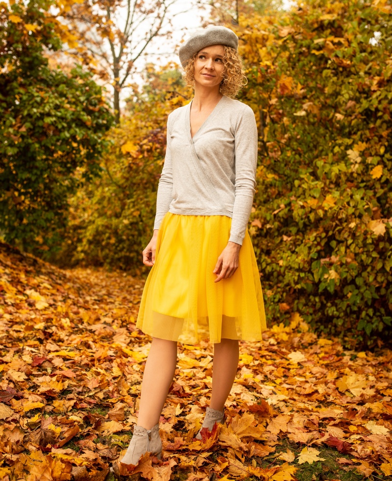 Žlutá splývavá tylová sukně