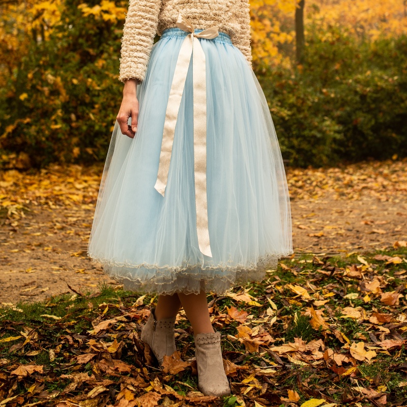 Světe modrá tylová sukně se zlatým lemováním
