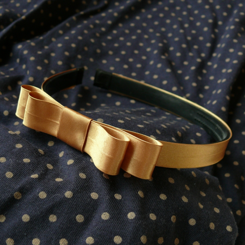 Čelenka s mašlí v barvě medově-zlaté