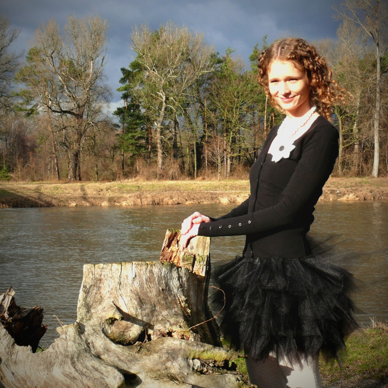 Černá tylová sukně-cípatá