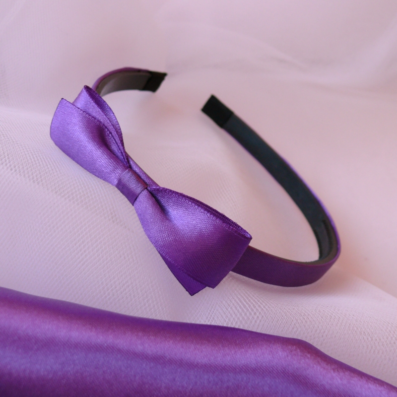 Fialová čelenka s jednoduchou mašlí