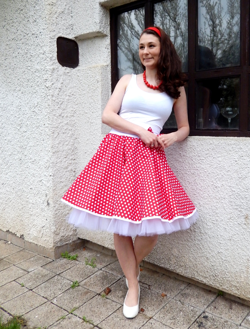 Červená puntíkovaná sukně