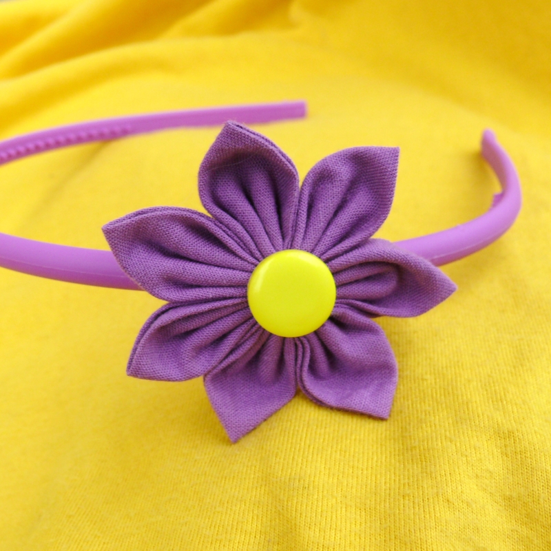 Fialová čelenka s kytkou