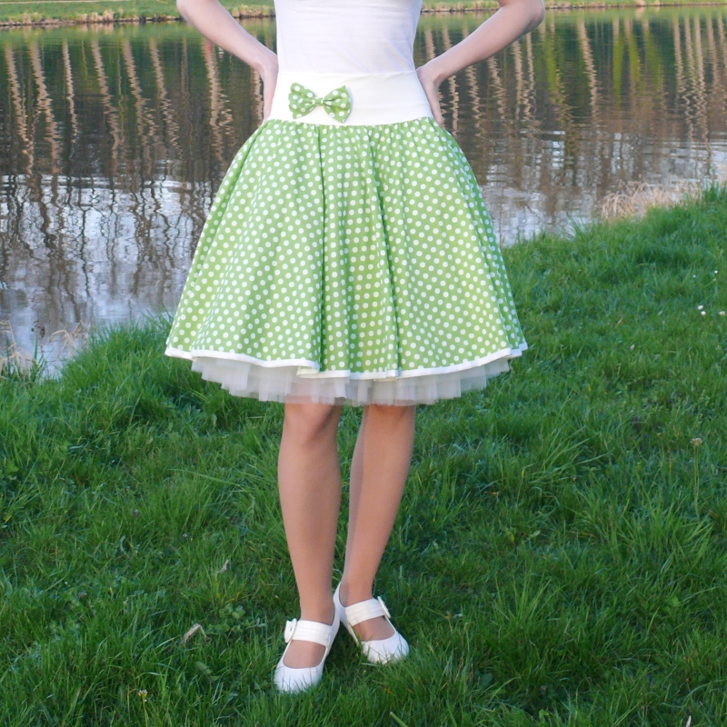 Světle zelená puntíkovaná sukně