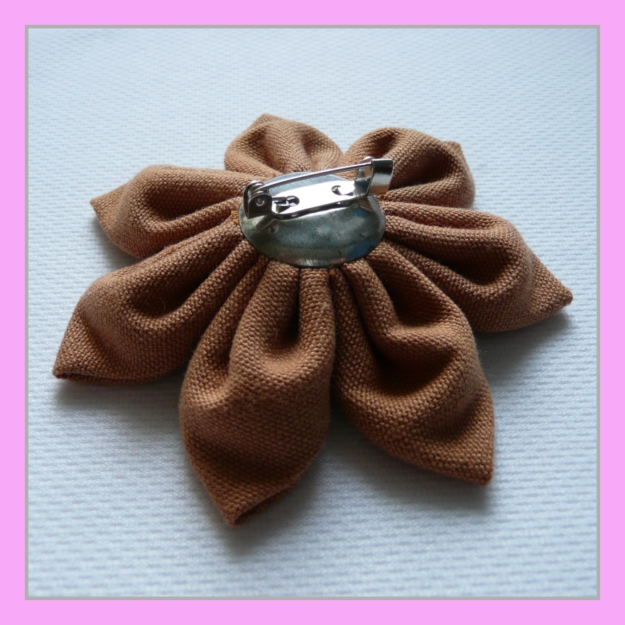 Hnědá kytka (brož)