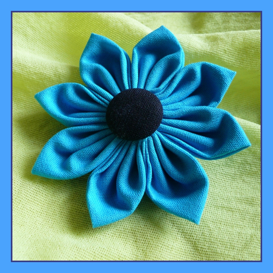 Modrá kytka (brož)