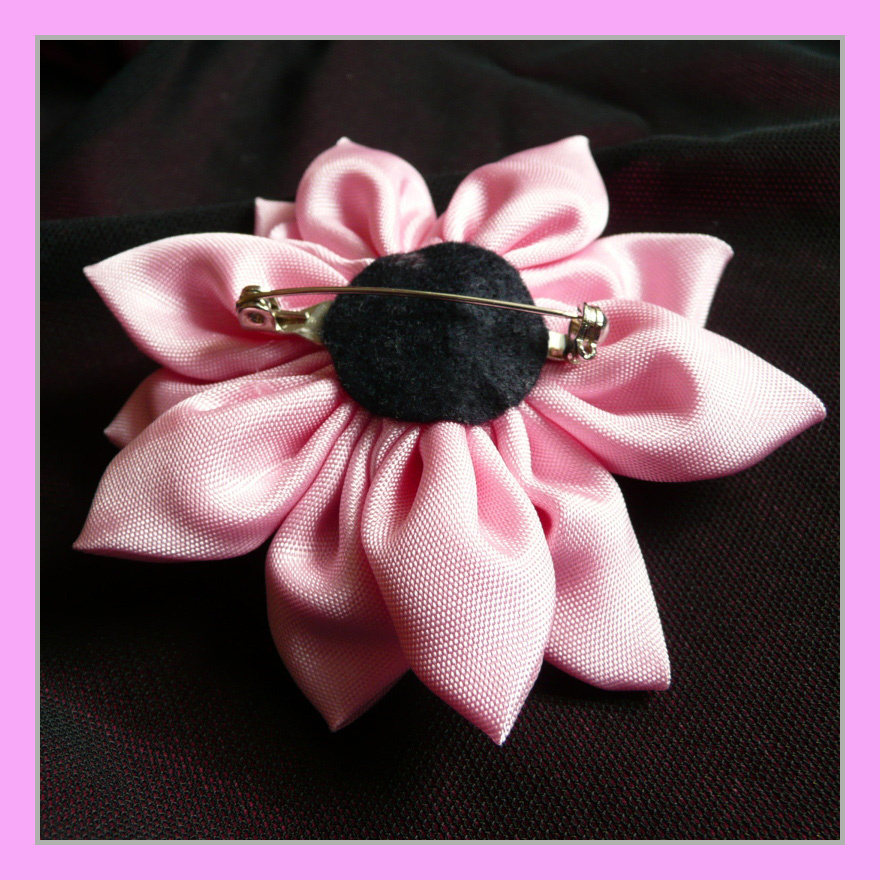 Růžová kytka (brož)