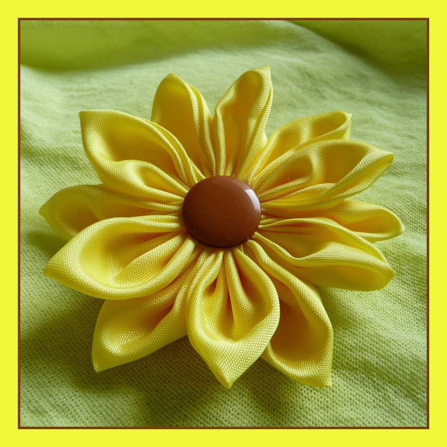 Žlutá kytka (brož)