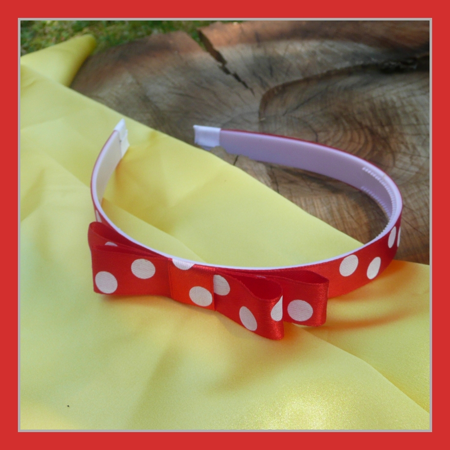 Červená čelenka s většími puntíky a mašlí