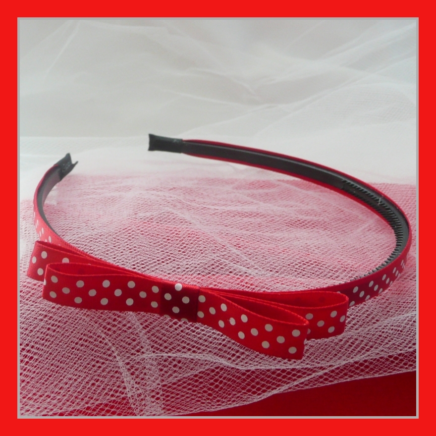 Červená drobně puntíkovaná čelenka s mašlí