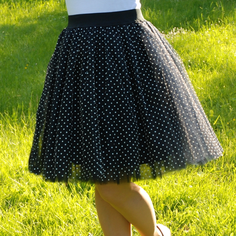 Černá puntíkovaná tylová sukně