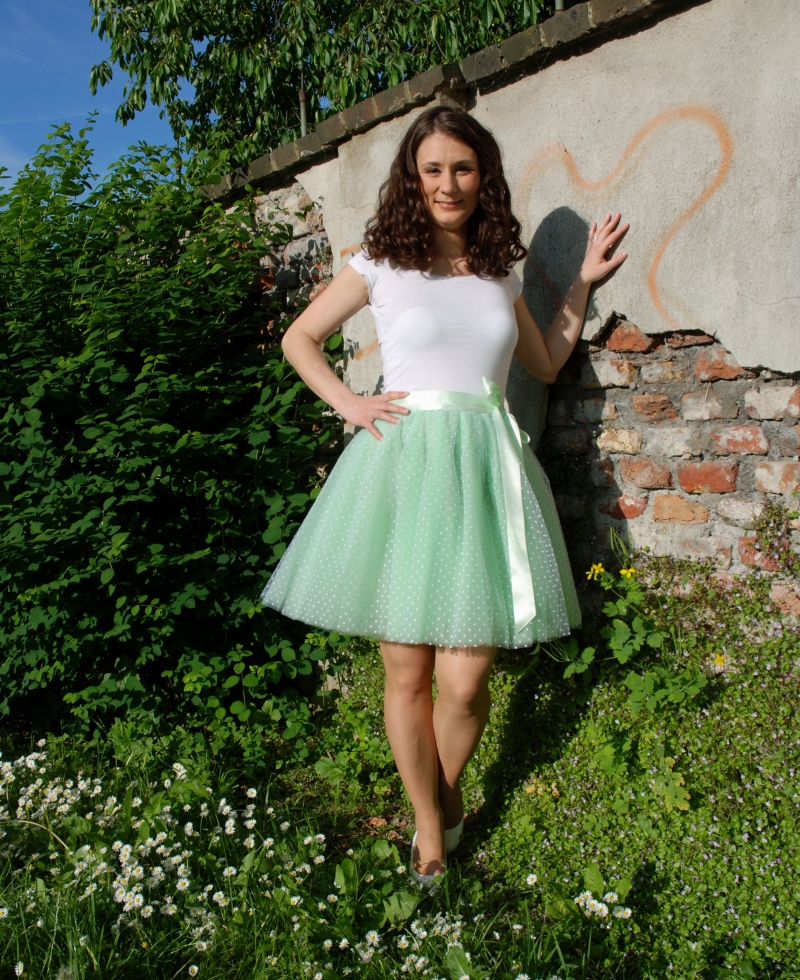 Mentolově zelená puntíkovaná tylová sukně