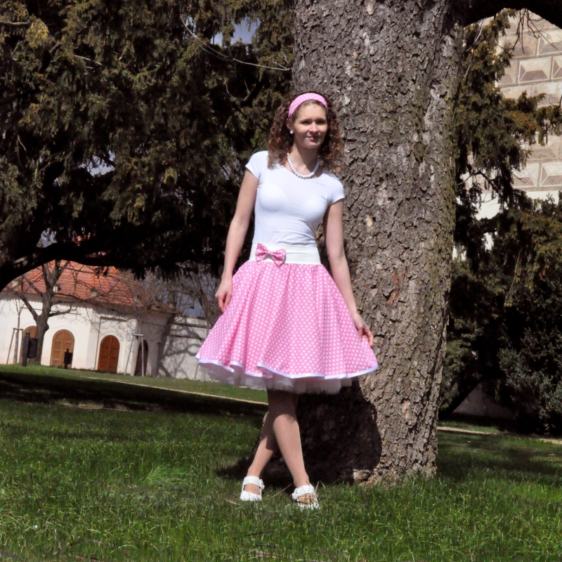 Světle růžová puntíkovaná sukně + objemnější bílá spodnička
