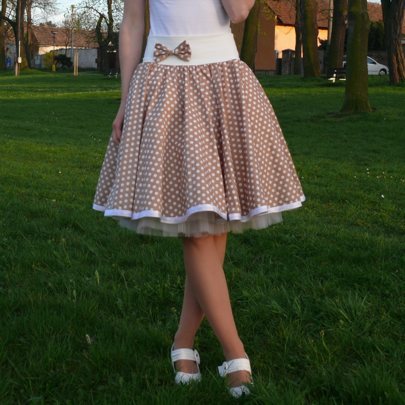 Kávová puntíkovaná sukně + objemnější bílá spodnička