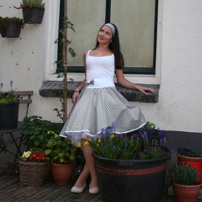 Šedá puntíkovaná sukně + objemnější bílá spodnička