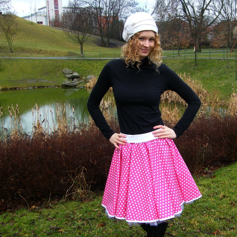 Sytě růžová puntíkovaná sukně